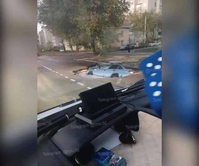 Из-за аварии на водопроводе на Ленинградской улице временно прекращена подача холодной воды в Левобережном районе; на месте работают специалисты, автомобиль застрял в дорожном провале.