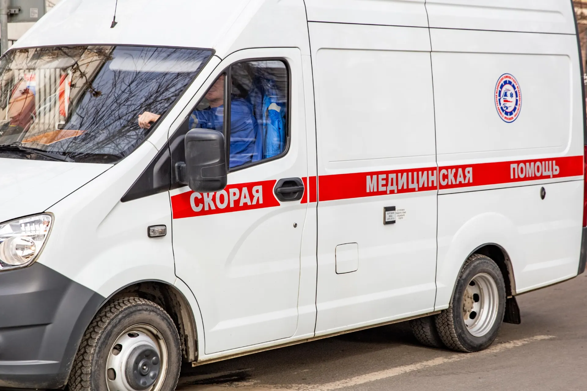 После падения обломков дрона число пострадавших растет; среди раненых — дети.