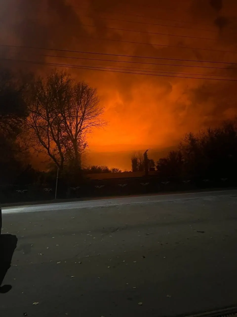 Вечером 14 октября аэродром Борисоглебск в Воронежской области подвергся атаке: зафиксированы взрывы и крупный пожар; власти говорят о мерах безопасности и сохранении готовности по региону.