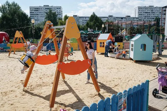 Прокуратура региона выявила более 50 нарушений на детских и спортивных площадках, зафиксировав сломанные конструкции и отсутствие надлежащего обслуживания в нескольких районах.